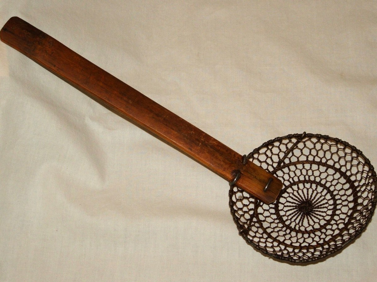 Clean spider strainer for lifting dumplings and noodles