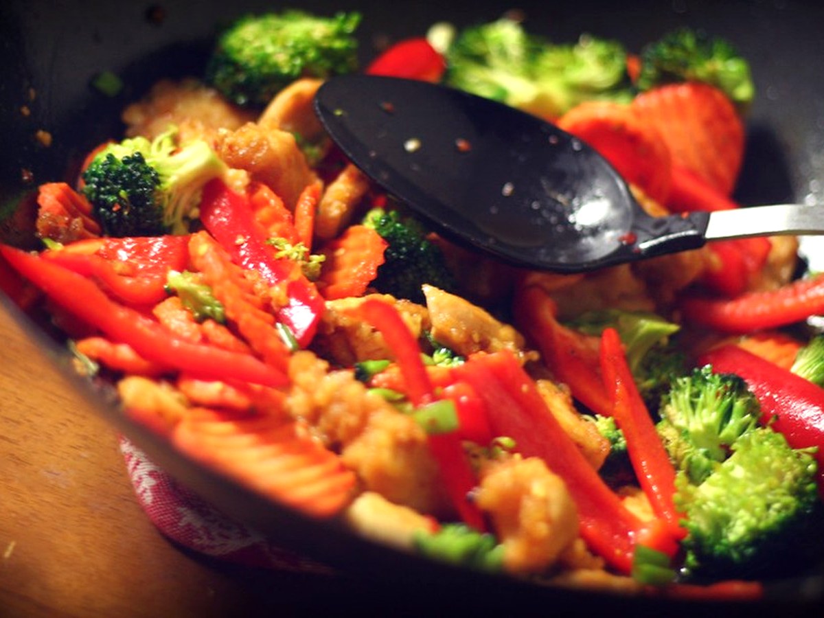 Wok spatula for stir frying